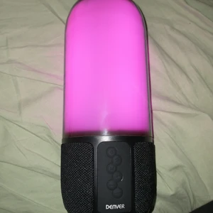 Helt ny toppen högtalare funkar även som lampa - Säljer min nya trådlösa högtalare med as bra ljud. Den är mellan stor. Och funkar även som lampa i olika färger.           Mitt pris endast 299 kr