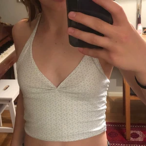 Halternecktopp - Super fin och gullig liten halterneck som passar perfekt nu till sommaren💕 passar fint till ett par jeans eller bara ett par kostymbyxor💕 kan sy flera om många är intresserade🤪💕som det ser ut nu kommer jag kunna börja sy fler på måndag💕 ‼️SKRIV ENDAST OM DU ÄR SÄKER PÅ ATT KÖPA‼️