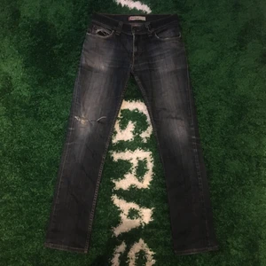 Levis jeans 511 dark blue - Size: W 32 L 34. Waist 40 cm. Length 107 cm. Leg width 19 cm. Condition 6/10. 100 sek / 10 €. Buyer pays the shipping cost. For more information please go visit @xhibitshop on instagram.