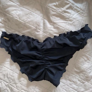 Bikiniunderdel Victorias secret - Söt underdel med söm bak som ger ett fylligare intryck 🤠! Använd men fint skick, syns på texten bland annat. Storlek s. 