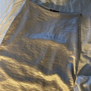 Kjol från zara  - Superfin kjol från zara, passar perfekt nu till sommaren🤍 står att det är M men jag är S och den passar mig med!