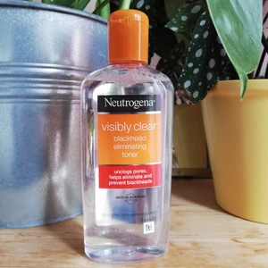 Neutrogena visibly clear blackhead eliminating toner  - Helt oanvänd toner från Neutrogena eftersom att jag slutade använda toner!! Aldrig använd, aldrig öppnad. Skriv gärna om du har frågor! 