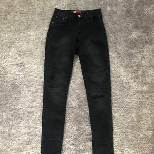 Svarta skinny Levis jeans, knappt använda är i bra skik!