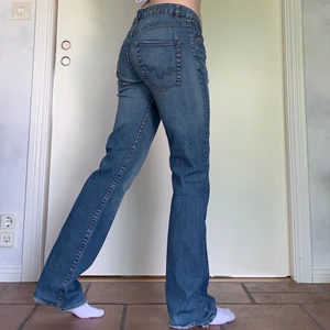 WESC Flared Jeans - Säljer dessa supersnygga jeans från WESC i storlek W32! Perfekta för dig som är lite längre och vill ha low waisted jeans som går ner över fötterna❤️ Midjemåttet är 91cm och innerbenslängden är 83cm, jag på bilden är 172cm och brukar bära storlek 38/W28/S-M💖 Budgivning om det är många intresserade💗