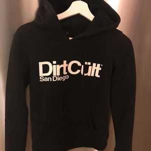 Dirtcült hoodie storlek S - Hoodie använd fåtal gånger