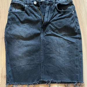 Mörkgrå kjol - Mörkgrå kjol i storlek 34 från Bikbok med en liten slits nertill mellan benen. Använd några få gånger.