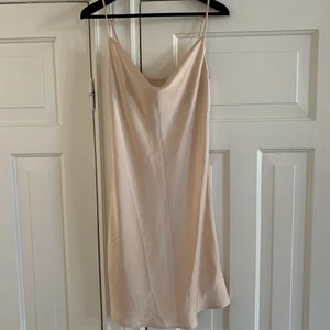 ASOS  - Säljer denna superfina beiga satin klänningen med lite djupare rygg då den inte kommit till användning, helt oanvänd. 