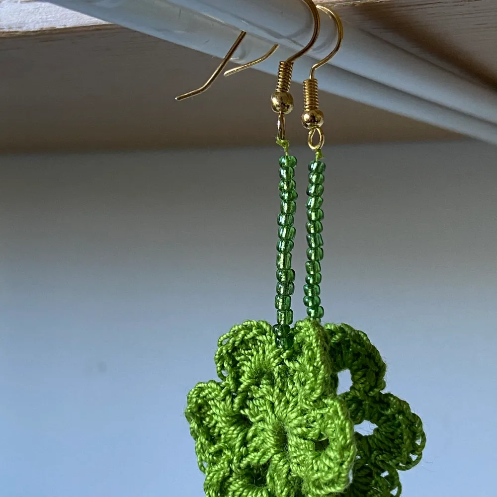 Gulliga handgjorda örhängen med virkade blommor🍀funderar på att börja göra i andra färger också🧚🏽 blommorna är ca 3 cm långa/breda. Accessoarer.
