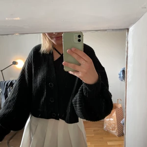 Stickad kofta - Så fin stickad kofta som aldrig är använd! Köpt på Gina Tricot och har inte använts då det inte riktigt var min stil. Jättemysig kofta som passar perfekt till sommarens svalare kvällar. Lite oversized i ärmarna, så fint! Storlek M men passar mig som är S. Frakt ingår inte!