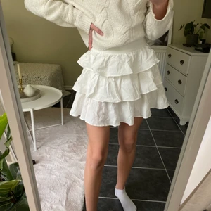 Storlek xs - Vit kjol från shein i storlek xs. Aldrig använd💓 frakten kostar 50💓 buda i kommentarerna. Öka med minst 10kr