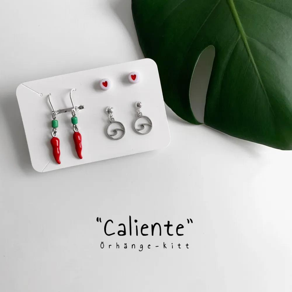 🌶”Caliente” örhänge-kitt🌶 Nickelsäker ❣️De går att matcha med halsbanden i mina andra inlägg! . Accessoarer.