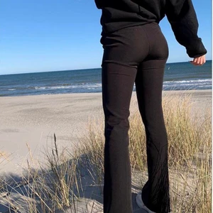 Svarta Kostymbyxor Ifrån DesignBySi - Jättefina kostymbyxor från design by si som tyvärr inte kommer till användning💕 200+frakt jag är 161 och dom hänger lite över mina fötter, bud på 265kr inkl frakt🥰