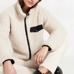 Lurvig tröja  - Vit lurvig tröja. Fint skick. Storleken är Large men som en oversize medium.