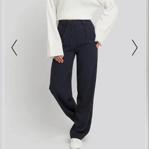 Randiga byxor - Säljer dessa trendiga randiga byxorna från NAKD som är slutsålda. De är marinblåa och sitter riktigt snyggt, och är i storlek 32. Jag är 167 och de går i marken på mig. Nypris 499 jag säljer de för 250:-..