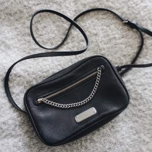 Väska från marc by Marc Jacobs, köpt på Harrods i london, sparsamt använd. Kommer med dustbag. Nypris 2 800:-
