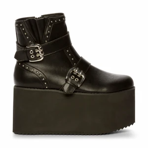 Buffalo Platforms storlek 39 - Säljer nu mina finaste buffalo (äkta) platforms även fast det gör ont i hjärtat. Tyvärr är de för höga för mig då jag inte är van att gå i platforms. Bara använda en gång så i toppskick! Detaljerna ser guldiga ut på bilden men de är silver! Kvitto och kartong finns. Priset kan diskuteras 🖤🖤 