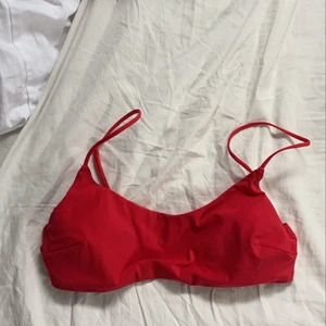 Röd bikiniöverdel  - Röd bikiniöverdel från HM! Slipper super bra! Storlek S