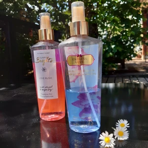 2 Victoria's Secrets! - Halvtomma som bilden visar. Har tröttnat på dofterna tyvärr, trots att de är magiska, och därför säljer jag av dem nu! Säljer båda tillsammans för 30kr🌸💗 Frakten kan diskuteras