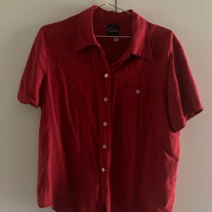 Retro röd skjorta  - En snygg retrostjorta i mörkröd ton säljs då den ej används! Köpt i en retrobutik i storlek M. Säljer för 100 kr. Köparen betalar för frakt! I gott skick ✨