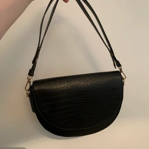 Liten väska  - Liten väska från glitter men band så du kan välja om du vill ha de långa eller korta:) köptes för 300kr, säljer för 80kr