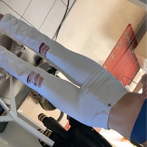 Vita jeans  - Super somriga vita jeans, säljer då de inte kommer till användning🤍 köparen står för frakt💕