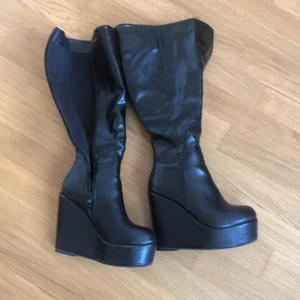 Svarta klackar  - Jätte snygga skor som bara kommit till användo en gång. Dem är i storlek 36 och är sitter snyggt upp på benet. Frakt kostar 66kr och kommer spårbart!