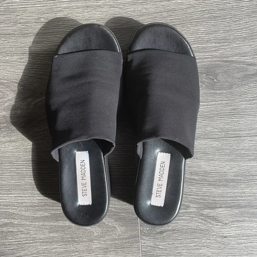 Säljer mina superfina Steve madden sandaler då de inte kommer till användning. Nypris ca 700kr, perfekta ny till sommaren 😍. Skor.