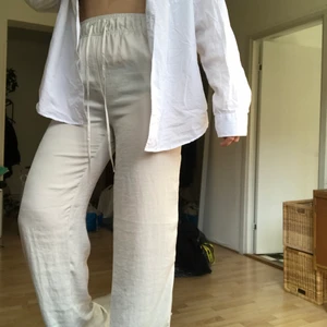 LINNEBYXOR - !!!BUDA I KOMMENTARERNA!!!!heeej lägger återigen upp mina fina byxor som aldrig använts, pga oseriösa köpare..  🌸🌸BUDA INTE OM DU INTE TÄNKER KÖPA! oseriösa köpare anmäls🌸🌸 KÖP DIREKT FÖR 250 kr