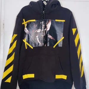 OFF-White Caravaggio Hoodie - Säljer min hoodie från OFF-WHITE då jag knappt använt den och säljer den hellre till någon annan. Använd ca 2-3 gånger, storlek L. Superskönt material inuti. Pris kan diskuteras då jag bara vill bli av med den helt ärligt. Skicka ett pm så kan priset diskuteras samt frakt. Hund finns i hemmet!!!
