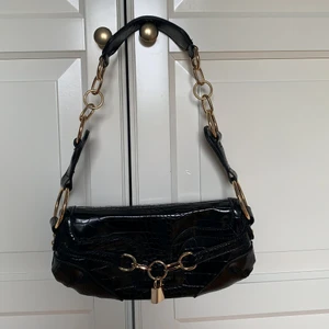 Väska  - Svart väska i snakeskin från asos. Aldrig använd då den inte är min stil riktigt. 100kr + frakt🌸