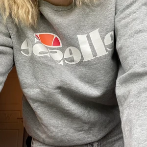 Ellesse tröja - Säljer min super fina ellesse sweatshirt. I storlek 36 ( passar mindre 38) endast använd ett fåtal gånger. Äkta