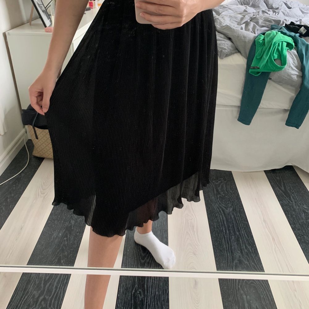 Plisserad lång kjol från en butik jag inte kommer ihåg vad den hette. Märket är soaked. Den är i storlek M men har sytt in den så att den passar en XS/S. Man kan säkert sprätta upp det om man vill det också! Väldigt fint skick, använd få gånger. Köpt för 500. Köparen står för frakt💞. Kjolar.