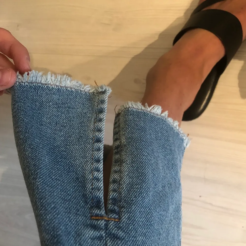 Lågmidjade jeans med slits framtill💙. Jeans & Byxor.