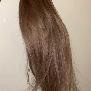 Äkta löshår - Äkta löshår som har klippts och används. Håret är asiatiskt och ca 38-40 cm. Håret går självfallet att färgas och stylas om. Köptes in för 4000kr 