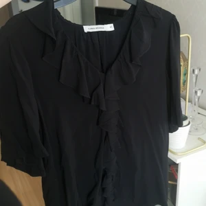 Ny topp från Carin Wester - Ny blus/topp från Carin wester I stl 40. Passar även en 38 beroende på hur tight man vill att den sitter. Inprincip ny kan inte minnas att jag nånsin använt den. 