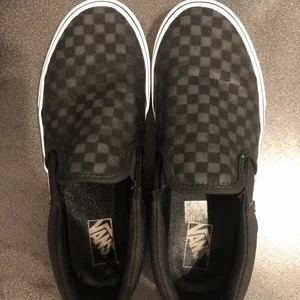 Vans slip on  - Äkta vans slip on, de har blivit använda mycket men är i gott skick. Har tvättat de så gott som det går och ser som nya. 