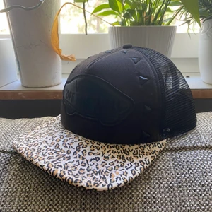 Vans keps - Justerbar, i fint skick. Knappt använd. Det finns två frakt alternativ: 24 kr ej skydd för kepsen eller 48 kr skydd för kepsen 😊