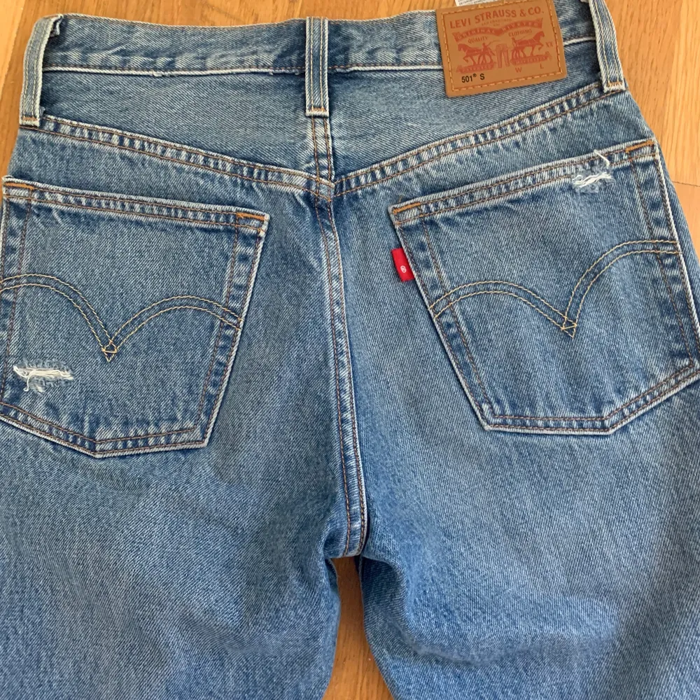 Vanliga 501:or, vintage look med lite revor här och för. sparsamt använda då de är för små så super bra skick, ser nya ut. Org pris 1000. Jeans & Byxor.