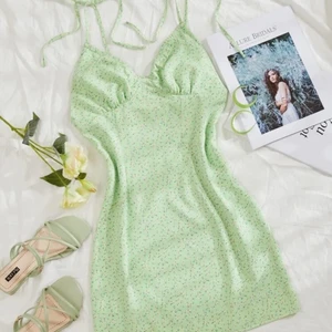 Shein klänning - Svin snygg shein klänning men passade inte min kroppstyp, man sjysterar längden via banden, endast testad🥰 (PS säljer massa kläder till sommaren!)