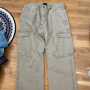 Calvin klein jeans  - Sjukt coola Calvin Klein byxor i W38 och L34, storleken i midjan går dock att justera eftersom det finns band både på utsidan och insidan för att göra midjan mindre, uppskattas att midjan kan gå ner till W33 ej säkert dock. Bra skick, skriv gärna vid frågor och funderingar:) frakt tillkommer ✨