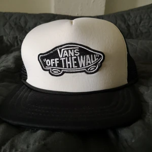 Vans truckerkeps - En truckerkeps ifrån Vans. Bra skick! Knäppning bak vilket syns på bild 3.