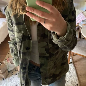 Kamouflage jacba - Assnygg kamouflage jacka frpn replay! Snygg stjärn detalj på armen 