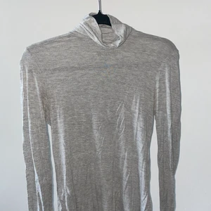 Polotröja  - Grå polotröja från BikBok i storlek S. Sparsamt använd.