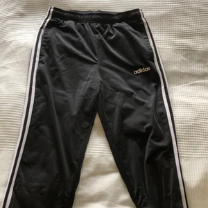 Adidas byxor  - Svarta adidas byxor med resår vid foten och i midjan. Knappt använda. Finns 2 fickor. Funkar för er med långa ben 😁