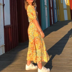 Klänning gina tricot - Suuuperfin klänning från Gina!! Endast använd en gång men den förtjänar såå mycket mer kärlek🥺🥺💗 köptes förra sommaren för 600 och sålde slut direkt!