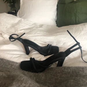 Klackskor!! - Jätte fina klackskor❣️❣️Aldrig använda, storlek 38. Förstora för mig därmed aldrig kommit till användning🥂🥰💕💕💕 150kr!! + frakt 🚚💞