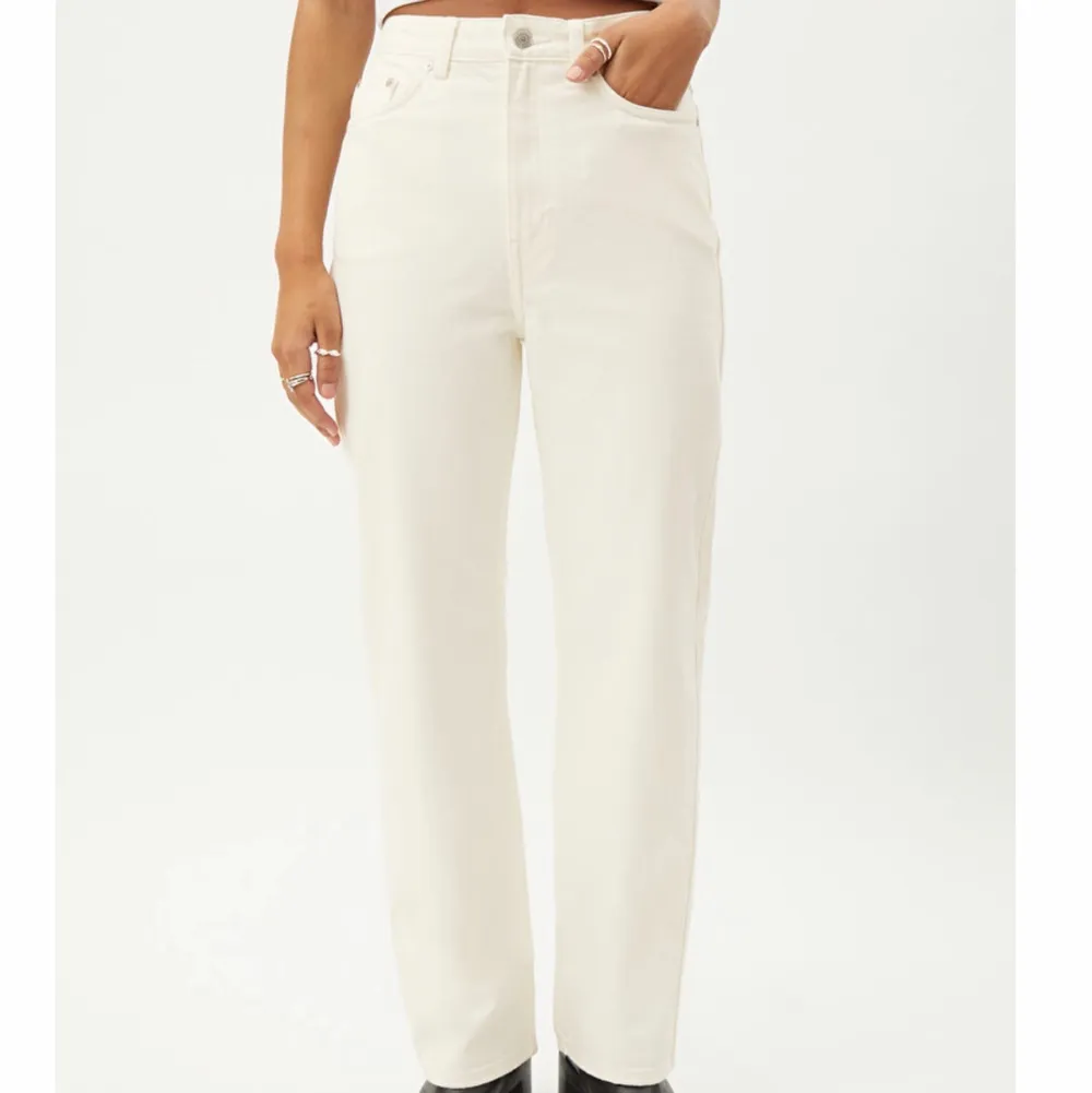 Säljer dessa vita weekday jeansen i modellen ”Rowe” i stl 25/32.. Jeans & Byxor.