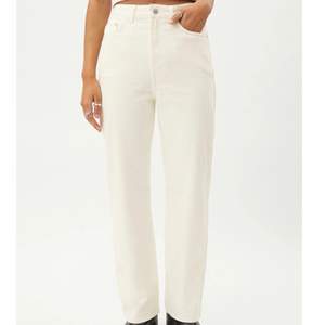 Säljer dessa vita weekday jeansen i modellen ”Rowe” i stl 25/32.