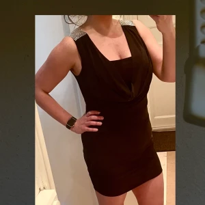 Helt ny partyklänning  - Snygg sexig partyklänning från SisterS Point - med snygga detaljer på axlarna 