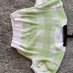 stickad topp - stickad topp med lite puffigare ärmar, stretchig. 